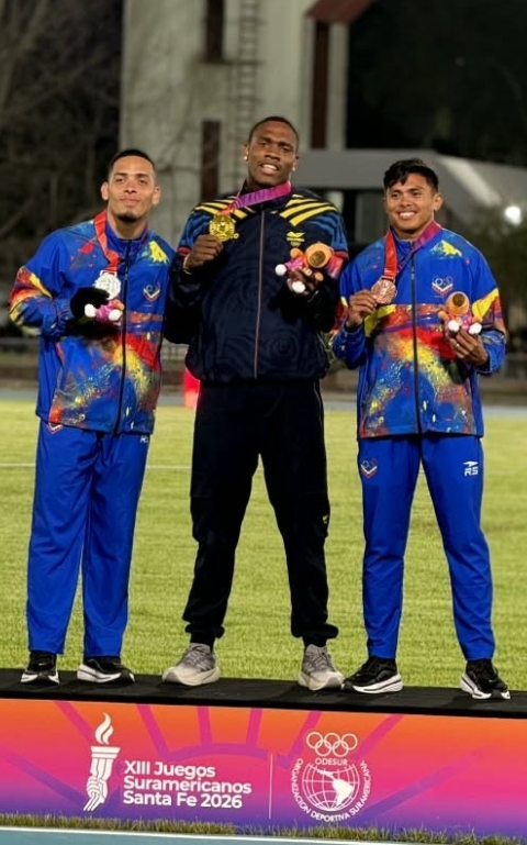 Ronal Longa (centro), volvió a reinar en los 100 mts planos en un evento del ciclo olímpico. Ahora aputa a hacia los Jugos Panamericanos 2027 y los Juegos Olímpicos 2028. Foto IDRD.