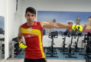 Entrenador físico en sesión virtual
