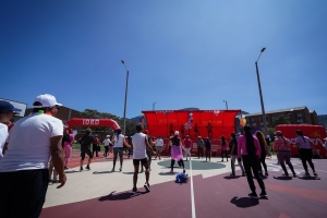 Muchas personas en una sección de actividad física