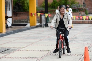 Una mujer mayor en bicicleta