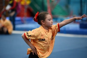 Niña practicando gimnasia