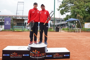 Dos deportistas en el pódio