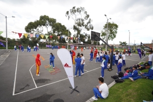 Estudiantes de colegio en actividad en un festival de Jornada Escolar Complementaria