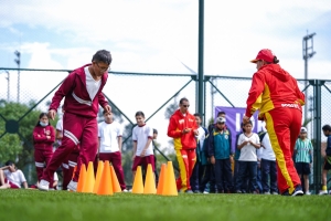 Estudiantes de colegio en actividad en un festival de Jornada Escolar Complementaria