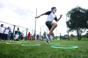 Estudiantes de colegio en actividad en un festival de Jornada Escolar Complementaria