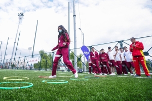 Estudiantes de colegio en actividad en un festival de Jornada Escolar Complementaria