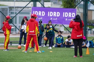 Estudiantes de colegio en actividad en un festival de Jornada Escolar Complementaria