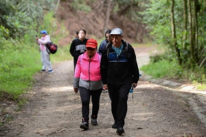 Varias personas caminando por un sendero rural