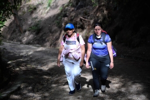 Varias personas caminando por un sendero rural