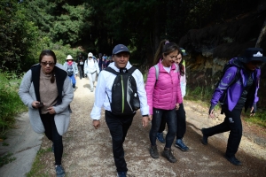 Varias personas caminando por un sendero rural