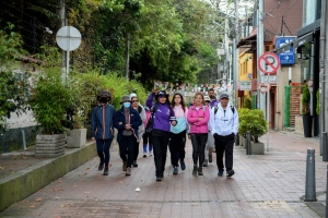Varias personas caminando por un sendero rural