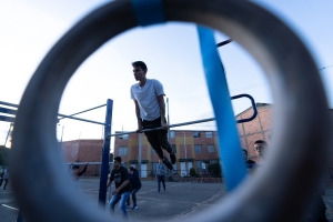 Hombre usando las maquinas de un gimnasio en un parque