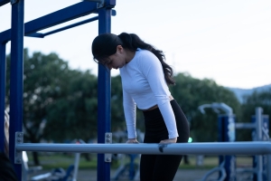 Mujer usando las maquinas de un gimnasio en un parque