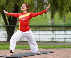 Mujer practicando Yoga en parque