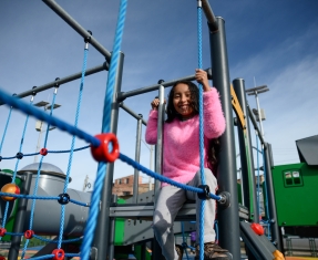 Niña jugando en un parque