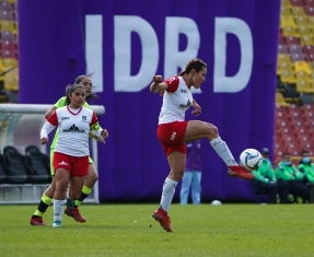 Mujeres en un partido de fútbol