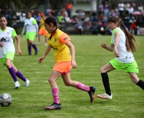 Mujeres en torneo de fútbol