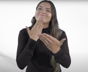 Mujer usando lengua de señas colombiana