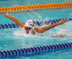 Deportista en competencia de natación