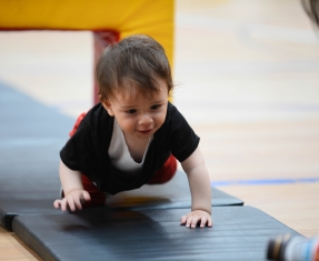 Niño gateando