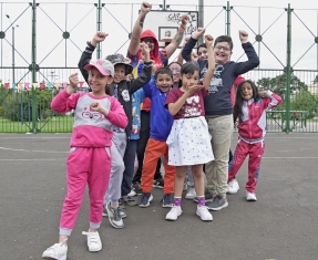 Niñas jugando en un parque
