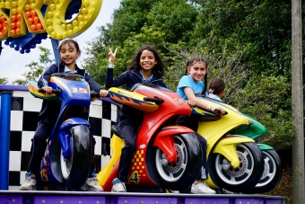 Estudiantes del Colegio Luis Eduardo Mora Osejo, de la localidad de Usme, vivieron la alegría de ir por primera vez a un parque de diversiones… y se gozaron Mundo Aventura.