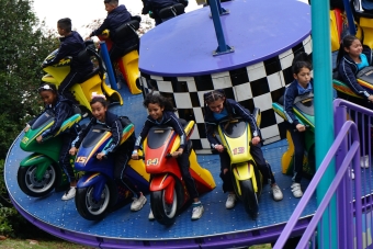 Estudiantes del Colegio Luis Eduardo Mora Osejo, de la localidad de Usme, vivieron la alegría de ir por primera vez a un parque de diversiones… y se gozaron Mundo Aventura.