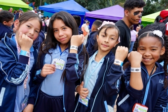 Estudiantes del Colegio Luis Eduardo Mora Osejo, de la localidad de Usme, vivieron la alegría de ir por primera vez a un parque de diversiones… y se gozaron Mundo Aventura.