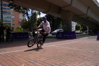 Daniel Dhers rodó con Bogotá en la Ciclovía Alternativa del IDRD