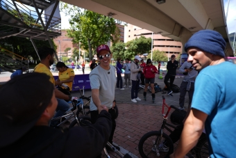 Daniel Dhers rodó con Bogotá en la Ciclovía Alternativa del IDRD