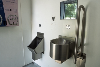 Módulo de baños en el Parque Porvenir