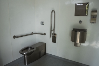 Módulo de baños en el Parque Porvenir