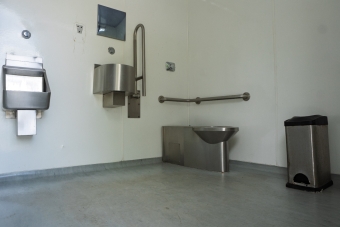 Módulo de baños en el Parque Porvenir