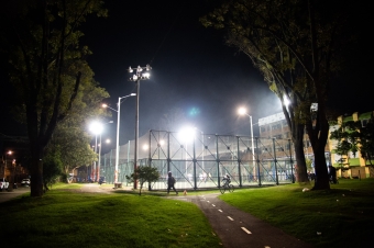 Bogotá avanza en la modernización de la iluminación de sus parques y escenarios deportivos