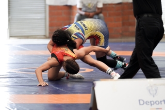 Lucha libre y bádminton distritales se lucen en Palmira