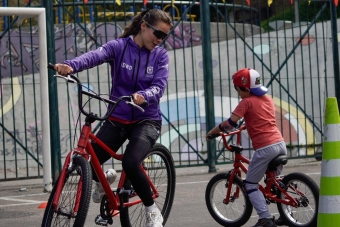 La Escuela de la Bicicleta llegó a La Candelaria y consolida su expansión en toda Bogotá