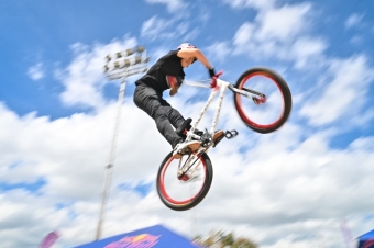 Red Bull Rodando encendió Bogotá: Dhers, las Villegas, Rincón y Caicedo llevaron el freestyle al límite