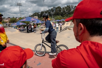 Red Bull Rodando encendió Bogotá: Dhers, las Villegas, Rincón y Caicedo llevaron el freestyle al límite