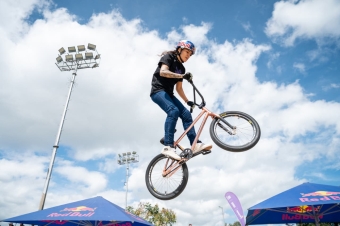 Red Bull Rodando encendió Bogotá: Dhers, las Villegas, Rincón y Caicedo llevaron el freestyle al límite