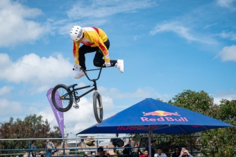 Red Bull Rodando encendió Bogotá: Dhers, las Villegas, Rincón y Caicedo llevaron el freestyle al límite