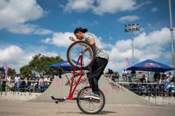 Red Bull Rodando encendió Bogotá: Dhers, las Villegas, Rincón y Caicedo llevaron el freestyle al límite