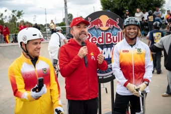 Red Bull Rodando encendió Bogotá: Dhers, las Villegas, Rincón y Caicedo llevaron el freestyle al límite