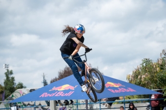 Red Bull Rodando encendió Bogotá: Dhers, las Villegas, Rincón y Caicedo llevaron el freestyle al límite