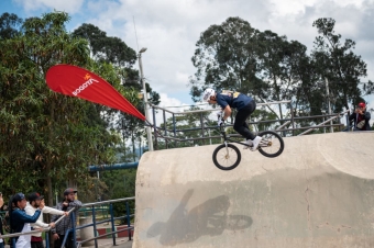Red Bull Rodando encendió Bogotá: Dhers, las Villegas, Rincón y Caicedo llevaron el freestyle al límite