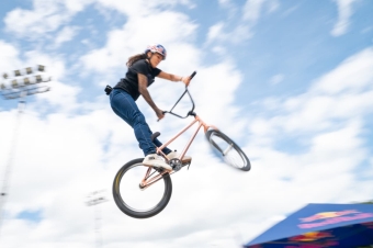 Red Bull Rodando encendió Bogotá: Dhers, las Villegas, Rincón y Caicedo llevaron el freestyle al límite