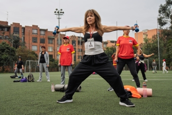 La líder de las mañanas: la mujer que convirtió el ejercicio en un acto de alegría colectiva