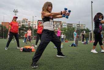 La líder de las mañanas: la mujer que convirtió el ejercicio en un acto de alegría colectiva