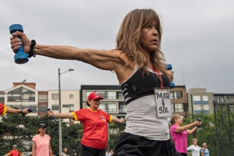 La líder de las mañanas: la mujer que convirtió el ejercicio en un acto de alegría colectiva
