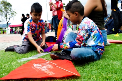 2 niños armando una cometa