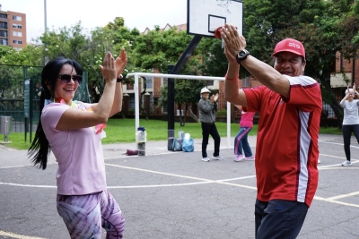 Pareja de adultos en actividad recreativa
